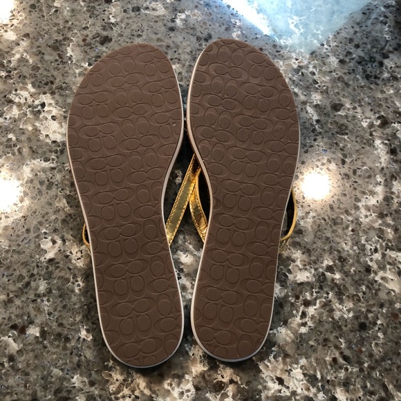 Coach Gold Devlynn Flip Flop sandals NWOT - Picture 3 of 3
